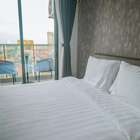 Hotel Serviced Apartments Top One Infinity Pool With View Of 360 Degree Phnom Penh Exterior photo