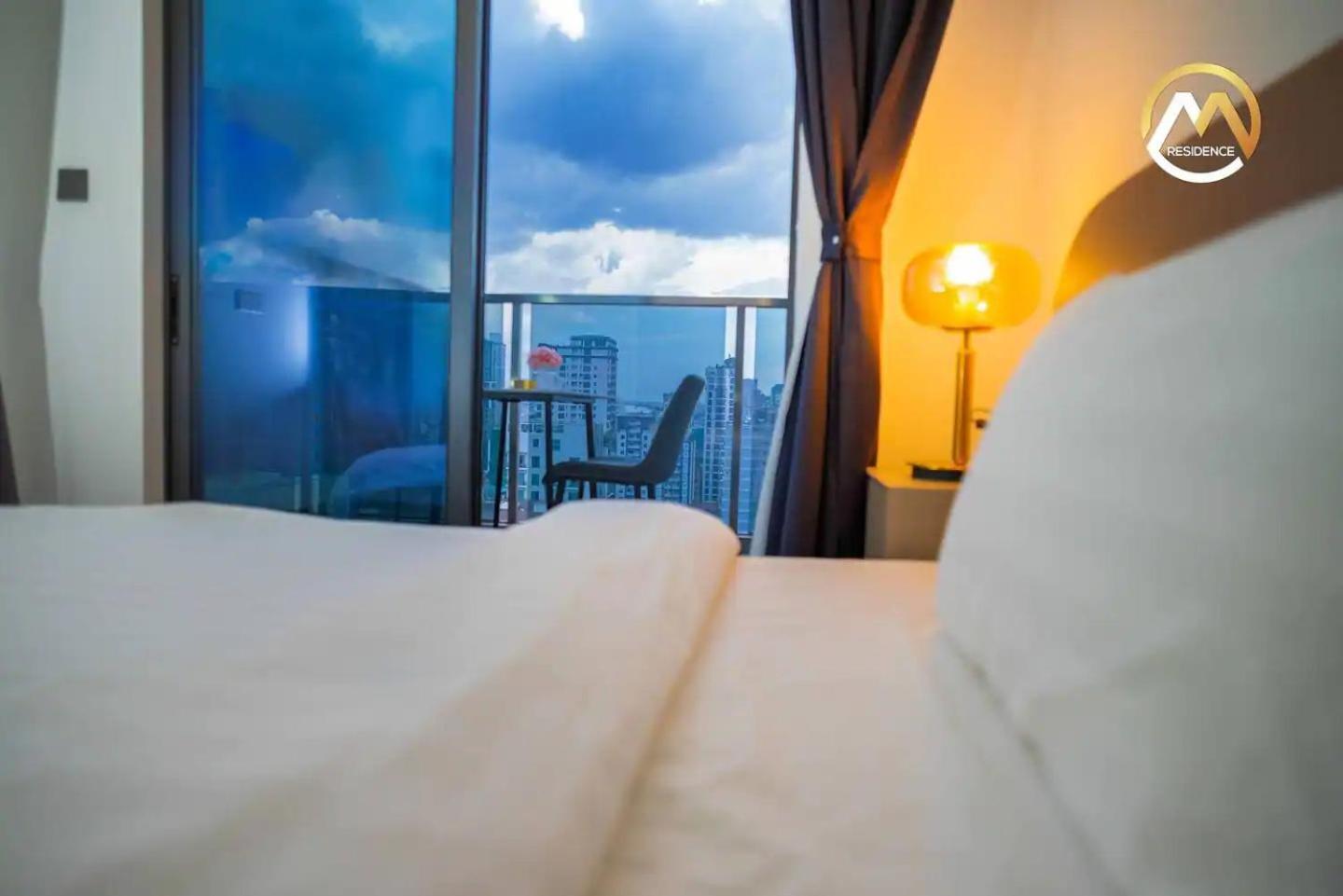 Hotel Serviced Apartments Top One Infinity Pool With View Of 360 Degree Phnom Penh Exterior photo