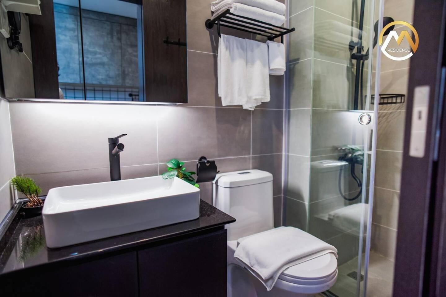 Hotel Serviced Apartments Top One Infinity Pool With View Of 360 Degree Phnom Penh Exterior photo